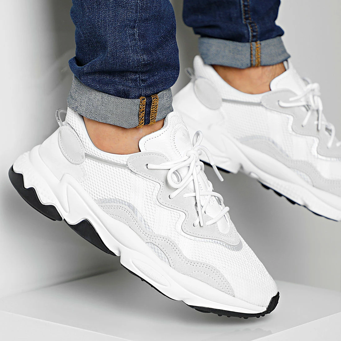 Grosses soldes ❤️ Baskets Ozweego EE6464 Footwear White Core Black de Adidas Originals 🎁 3 Grosses soldes ❤️ Baskets Ozweego EE6464 Footwear White Core Black de Adidas Originals 🎁