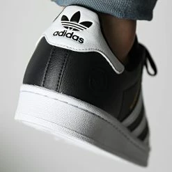 Tout neuf 🌟 Baskets Superstar Vegan FW2296 Core Black Cloud White Gold Metallic de Adidas Originals 🔔 10 Tout neuf 🌟 Baskets Superstar Vegan FW2296 Core Black Cloud White Gold Metallic de Adidas Originals 🔔 -Pas Cher adidas Magasin adidas 268297 FW2296 20210614T160347 04