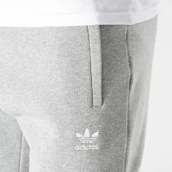 Offres ⌛ Pantalon Jogging Essentials H34659 Gris Chiné de Adidas Originals ❤️ 10 Offres ⌛ Pantalon Jogging Essentials H34659 Gris Chiné de Adidas Originals ❤️ -Pas Cher adidas Magasin adidas 271902 H34659 20210706T153312 02