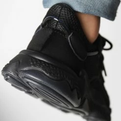 Meilleure affaire 🔔 Baskets Ozweego GX1054 Core Black Bold Blue de Adidas Originals 👍 -Pas Cher adidas Magasin adidas 278337 GX1054 20210813T145125 04