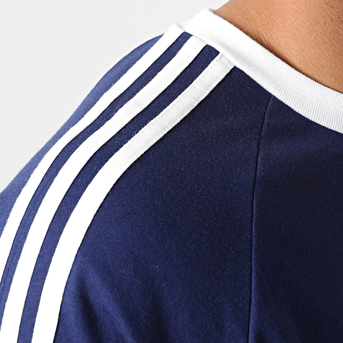 Sortie 👍 Tee 👕 Shirt A Bandes Classic 3 Stripes H37760 Bleu Marine de Adidas Originals 💯 6 Sortie 👍 Tee 👕 Shirt A Bandes Classic 3 Stripes H37760 Bleu Marine de Adidas Originals 💯 – Image 4