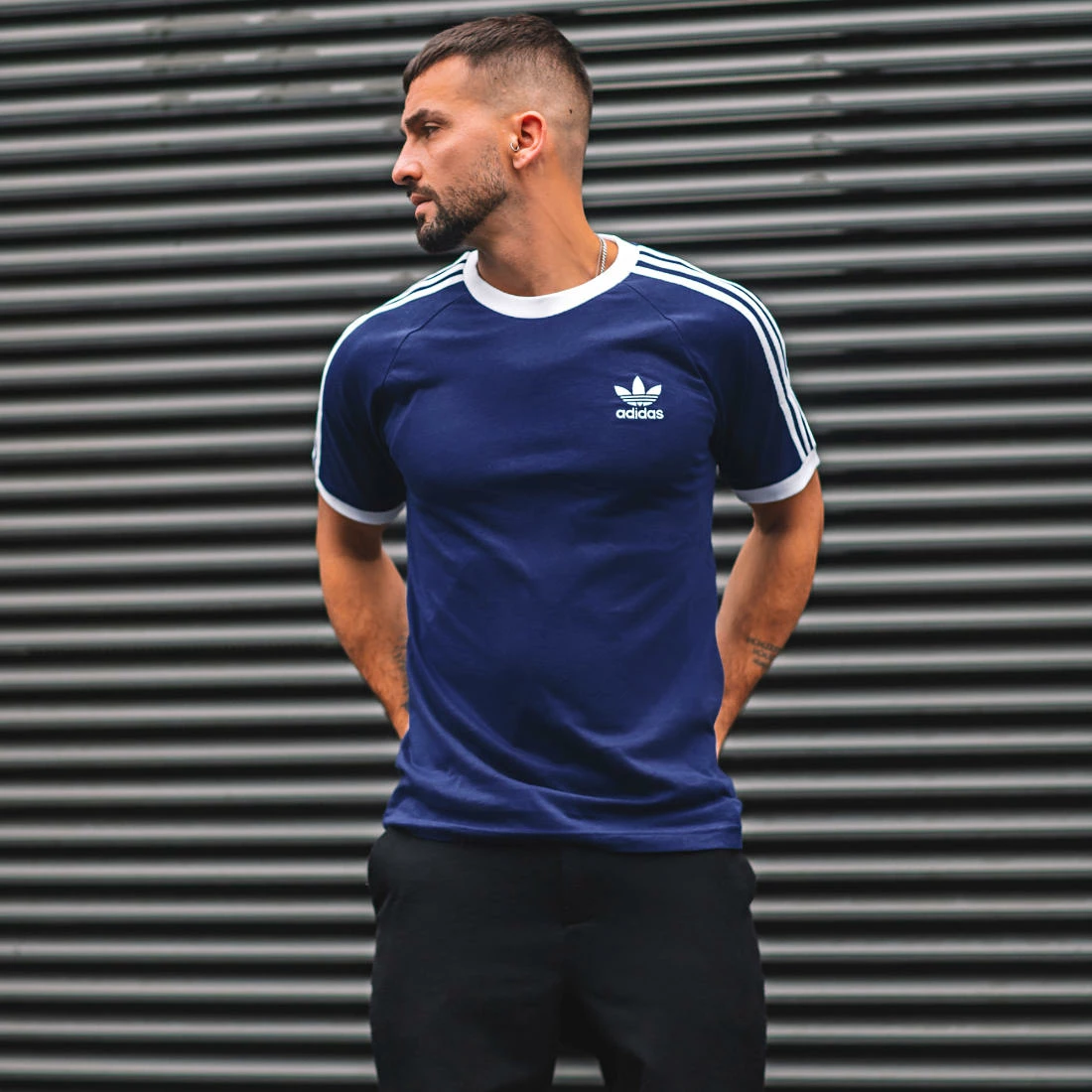 Sortie 👍 Tee 👕 Shirt A Bandes Classic 3 Stripes H37760 Bleu Marine de Adidas Originals 💯 10 Sortie 👍 Tee 👕 Shirt A Bandes Classic 3 Stripes H37760 Bleu Marine de Adidas Originals 💯 – Image 8