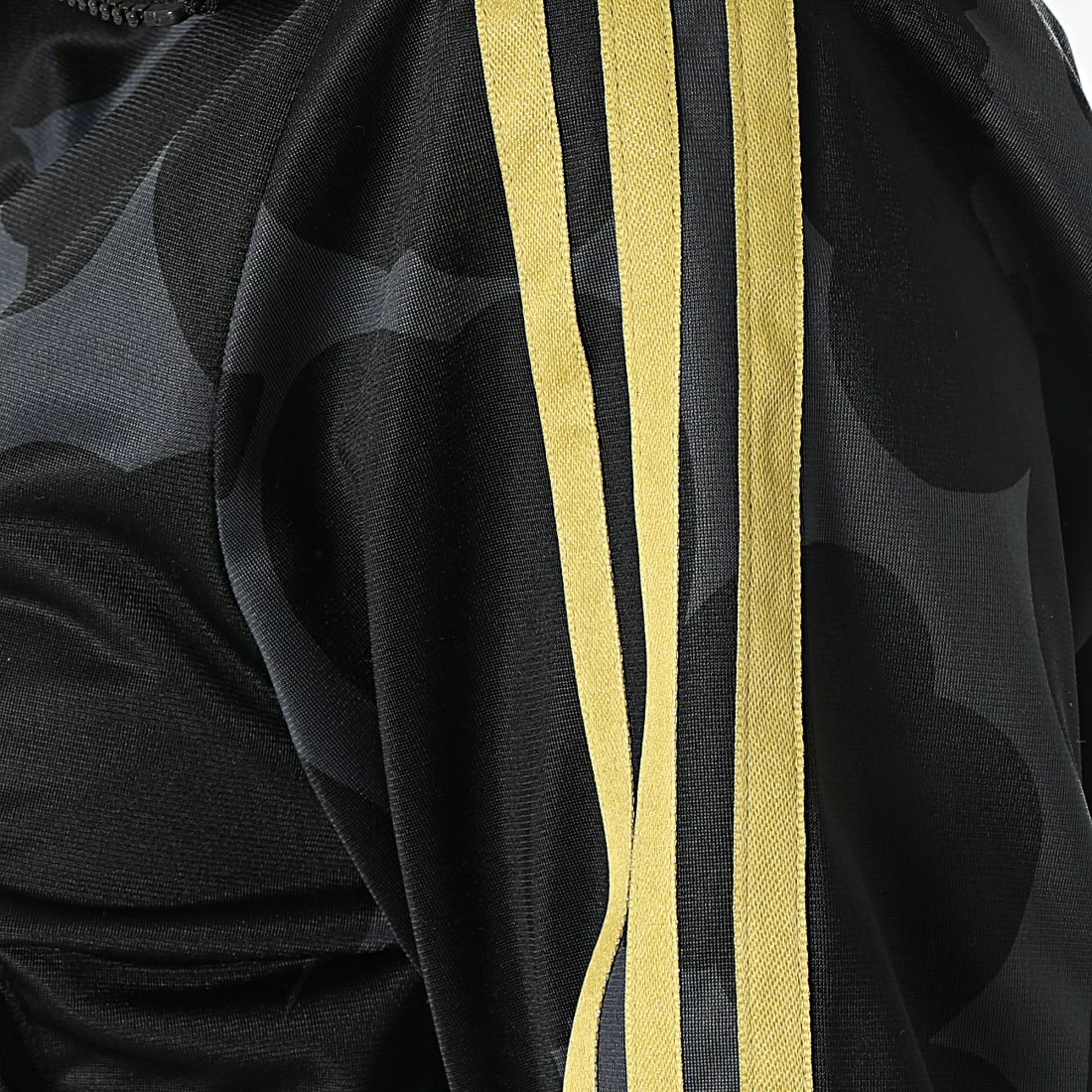 Grosses soldes ✨ Veste Zippée Femme A Bandes Marimekko Firebird H20410 Noir Gris Doré de Adidas Originals 😍 6 Grosses soldes ✨ Veste Zippée Femme A Bandes Marimekko Firebird H20410 Noir Gris Doré de Adidas Originals 😍 – Image 4