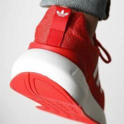 Grosses soldes 💯 Baskets Swift Run 22 GZ3497 Vivid Red Cloud White Alternate Amber de Adidas Originals 👍 -Pas Cher adidas Magasin adidas 294731 GZ3497 20211214T162109 04
