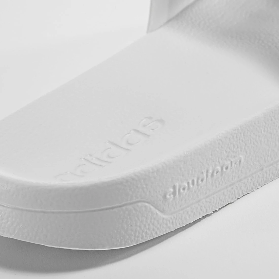 Grosses soldes 🧨 Claquettes Adilette Shower GZ5921 Blanc de Adidas Originals ✨ 6 Grosses soldes 🧨 Claquettes Adilette Shower GZ5921 Blanc de Adidas Originals ✨ – Image 4