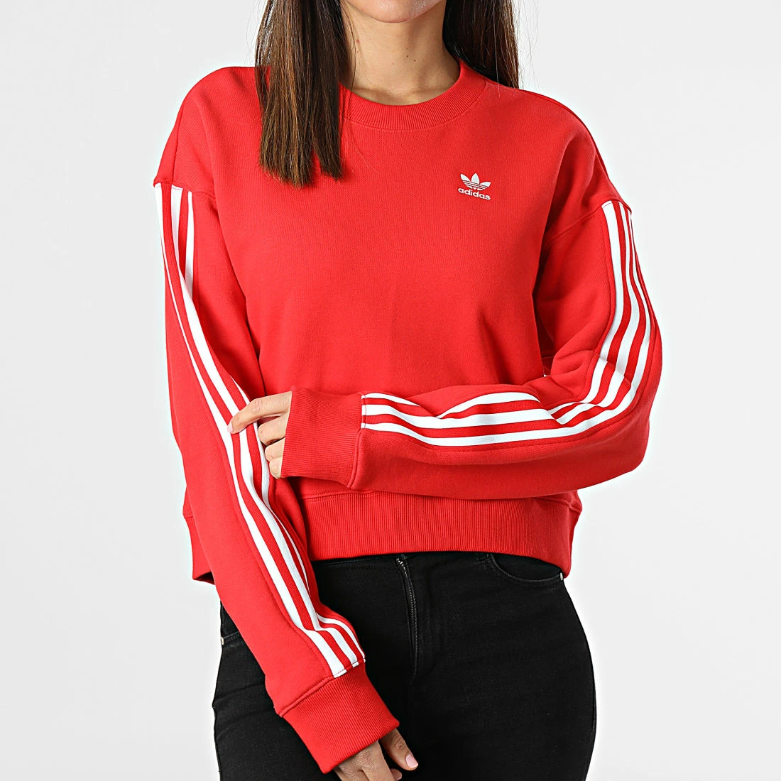 Offres 🥰 Sweat Crewneck Femme Crop A Bandes HC2063 Rouge de Adidas Originals 🎉 3 Offres 🥰 Sweat Crewneck Femme Crop A Bandes HC2063 Rouge de Adidas Originals 🎉