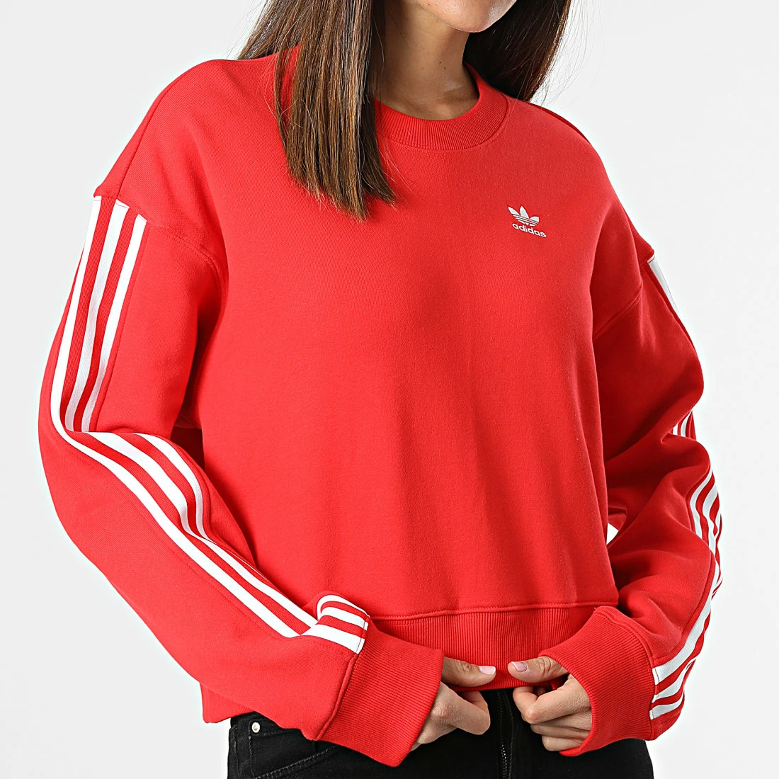 Offres 🥰 Sweat Crewneck Femme Crop A Bandes HC2063 Rouge de Adidas Originals 🎉 5 Offres 🥰 Sweat Crewneck Femme Crop A Bandes HC2063 Rouge de Adidas Originals 🎉 – Image 3
