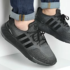Le moins cher 🛒 Baskets Swift Run 22 GZ3500 Core Black Grey Five de Adidas Originals 💯