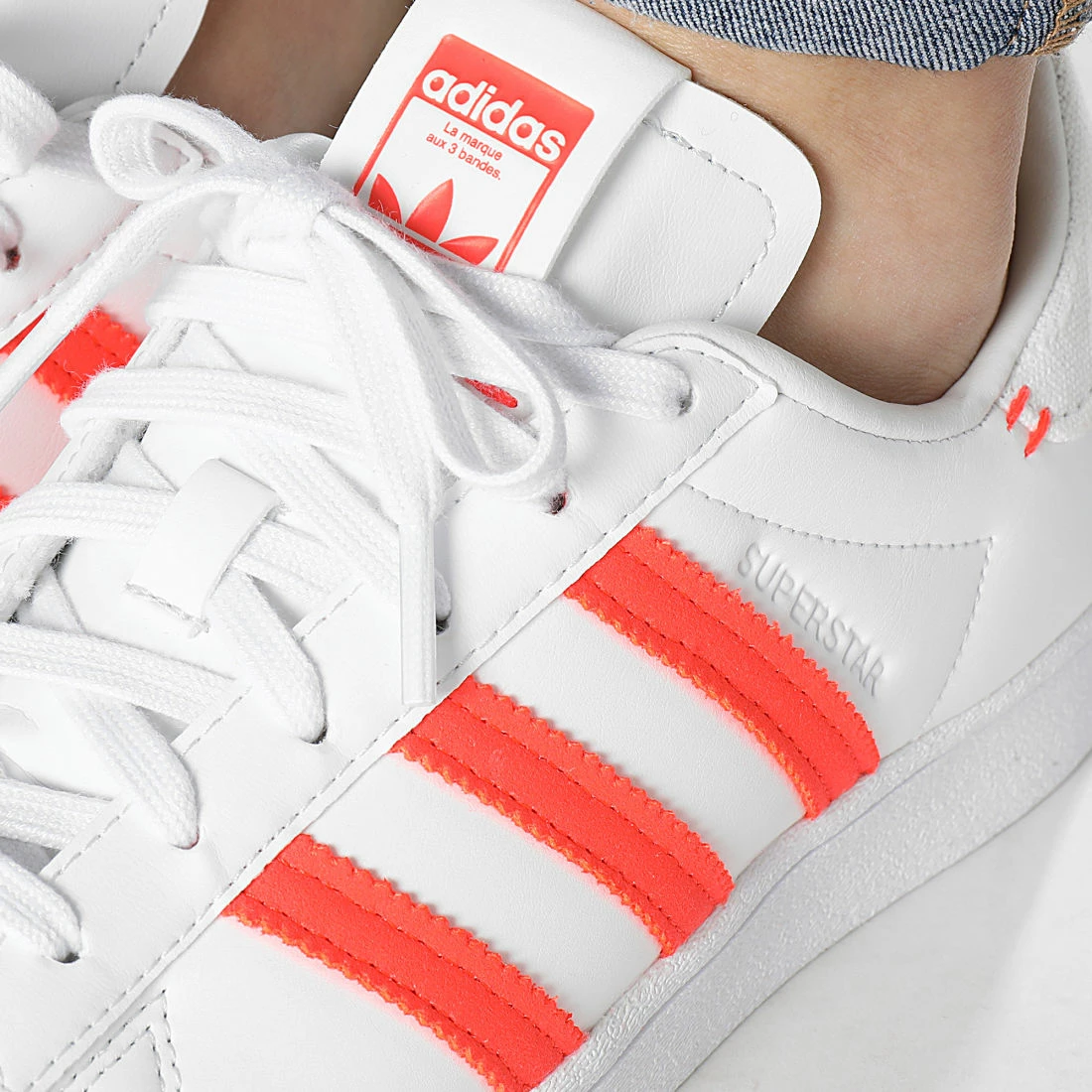 Meilleure vente ✨ Baskets Superstar GZ3451 Crystal White Solar Red Grey Two de Adidas Originals 🔔 4 Meilleure vente ✨ Baskets Superstar GZ3451 Crystal White Solar Red Grey Two de Adidas Originals 🔔 – Image 2