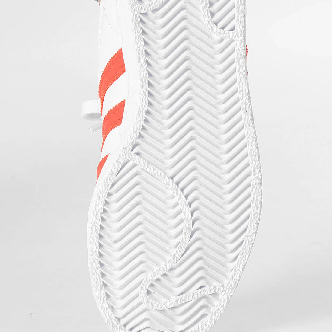 Meilleure vente ✨ Baskets Superstar GZ3451 Crystal White Solar Red Grey Two de Adidas Originals 🔔 7 Meilleure vente ✨ Baskets Superstar GZ3451 Crystal White Solar Red Grey Two de Adidas Originals 🔔 – Image 5