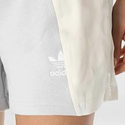 Promo 🌟 Short Jogging Femme HC7038 Gris Beige de Adidas Originals 🎁 -Pas Cher adidas Magasin adidas 311462 HC7038 20220408T145333 02