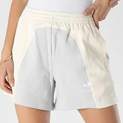 Promo 🌟 Short Jogging Femme HC7038 Gris Beige de Adidas Originals 🎁 -Pas Cher adidas Magasin adidas 311462 HC7038 20220408T145335 03