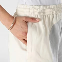 Promo 🌟 Short Jogging Femme HC7038 Gris Beige de Adidas Originals 🎁 -Pas Cher adidas Magasin adidas 311462 HC7038 20220408T145336 04