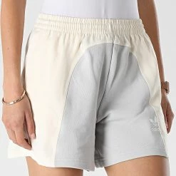 Promo 🌟 Short Jogging Femme HC7038 Gris Beige de Adidas Originals 🎁 -Pas Cher adidas Magasin adidas 311462 HC7038 20220408T145337 05