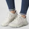 Budget 👍 Baskets Femme Ozweego GW8059 Aluminium Wonder White Metallic Grey de Adidas Originals 🧨 -Pas Cher adidas Magasin adidas 312890 GW8059 20220405T153614 01
