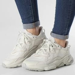 Budget 👍 Baskets Femme Ozweego GW8059 Aluminium Wonder White Metallic Grey de Adidas Originals 🧨