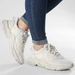 Budget 👍 Baskets Femme Ozweego GW8059 Aluminium Wonder White Metallic Grey de Adidas Originals 🧨 -Pas Cher adidas Magasin adidas 312890 GW8059 20220405T153617 03