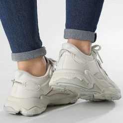 Budget 👍 Baskets Femme Ozweego GW8059 Aluminium Wonder White Metallic Grey de Adidas Originals 🧨 -Pas Cher adidas Magasin adidas 312890 GW8059 20220405T153618 04