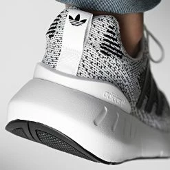 Offres 🔔 Baskets Swift Run 22 GZ3507 Cloud White Core Black de Adidas Originals 🔥 -Pas Cher adidas Magasin adidas 317949 GZ3507 20220512T094843 04