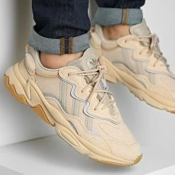 Meilleure vente 🔥 Baskets Ozweego EE6462 Stucco Light Brown Solar Red de Adidas Originals 🤩