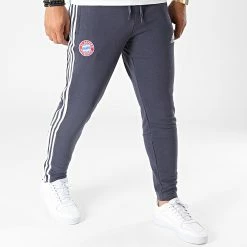 Le moins cher 🥰 Pantalon Jogging A Bandes FC Bayern HU1183 Bleu Marine de Adidas Performance 🥰