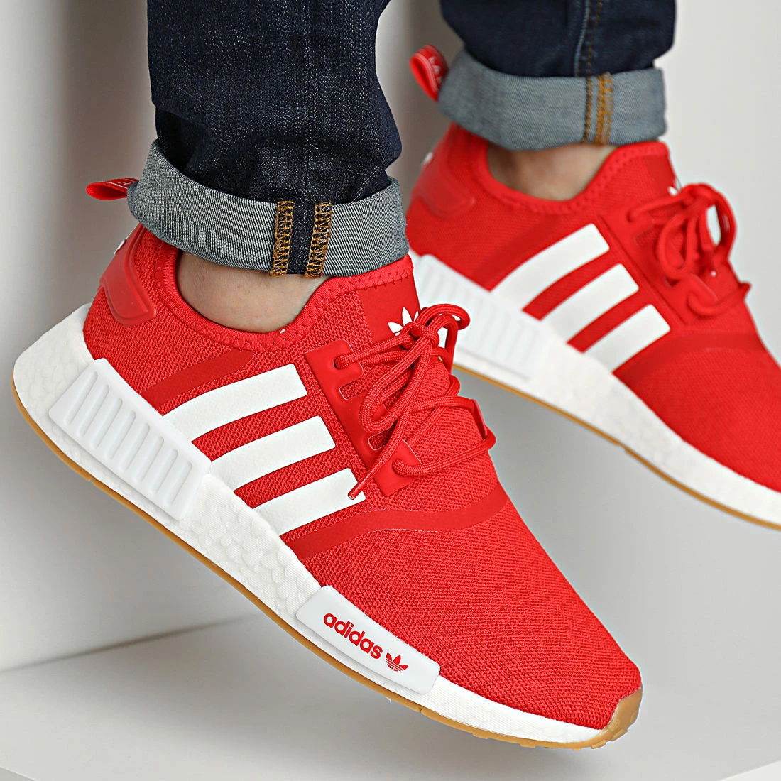 De gros 🔔 Baskets NMD R1 GY6056 Vivid Red Cloud White Gum de Adidas Originals 🔥 3 De gros 🔔 Baskets NMD R1 GY6056 Vivid Red Cloud White Gum de Adidas Originals 🔥