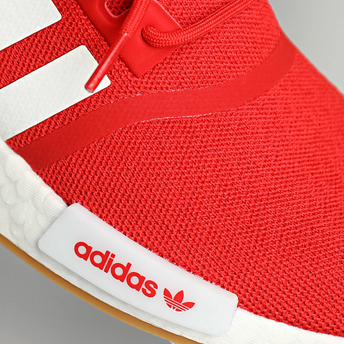 De gros 🔔 Baskets NMD R1 GY6056 Vivid Red Cloud White Gum de Adidas Originals 🔥 4 De gros 🔔 Baskets NMD R1 GY6056 Vivid Red Cloud White Gum de Adidas Originals 🔥 – Image 2