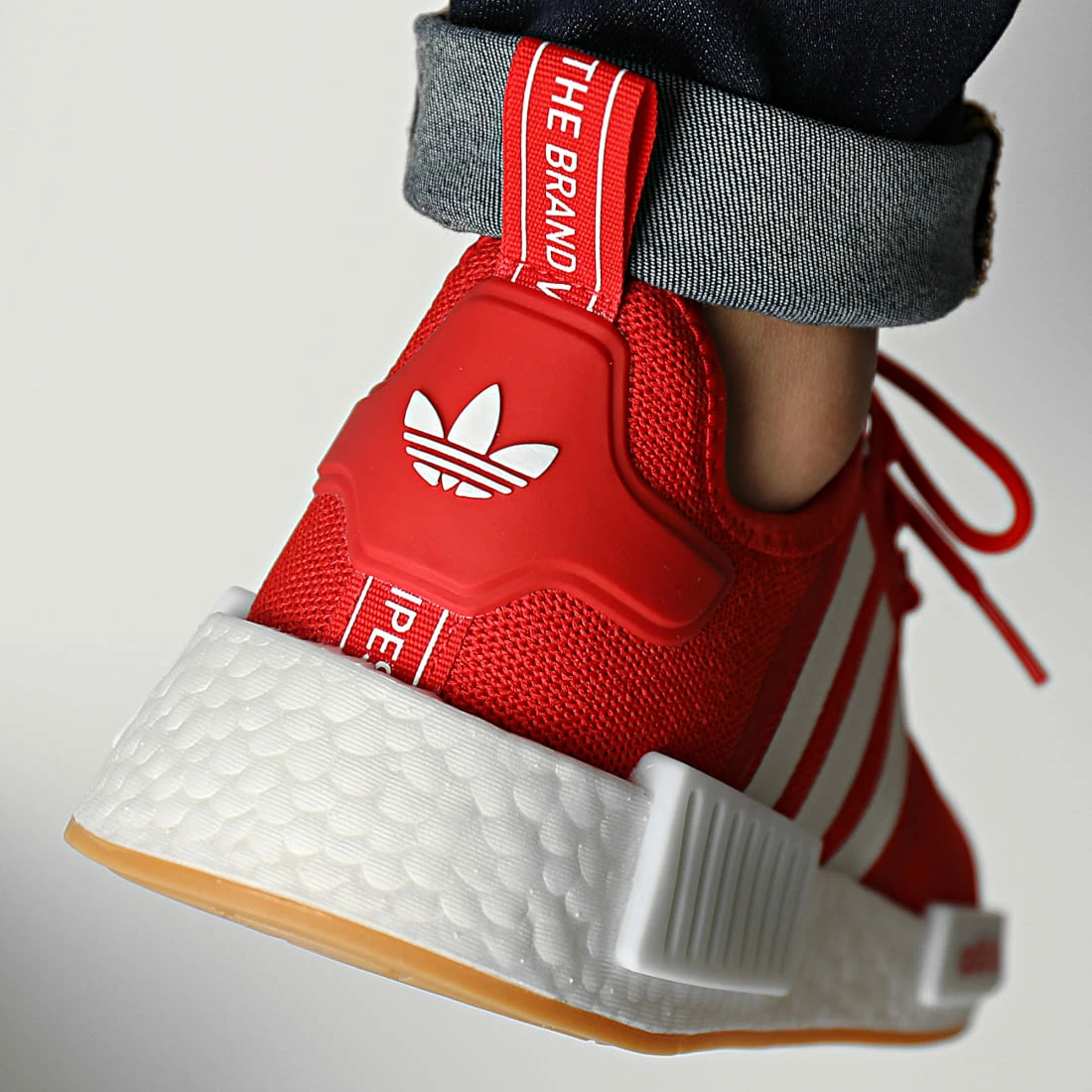 De gros 🔔 Baskets NMD R1 GY6056 Vivid Red Cloud White Gum de Adidas Originals 🔥 6 De gros 🔔 Baskets NMD R1 GY6056 Vivid Red Cloud White Gum de Adidas Originals 🔥 – Image 4