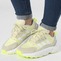 Offres 👏 Baskets Femme ZX 22 Boost GW8317 Sand Cloud White Yellow Tint de Adidas Originals 🔔