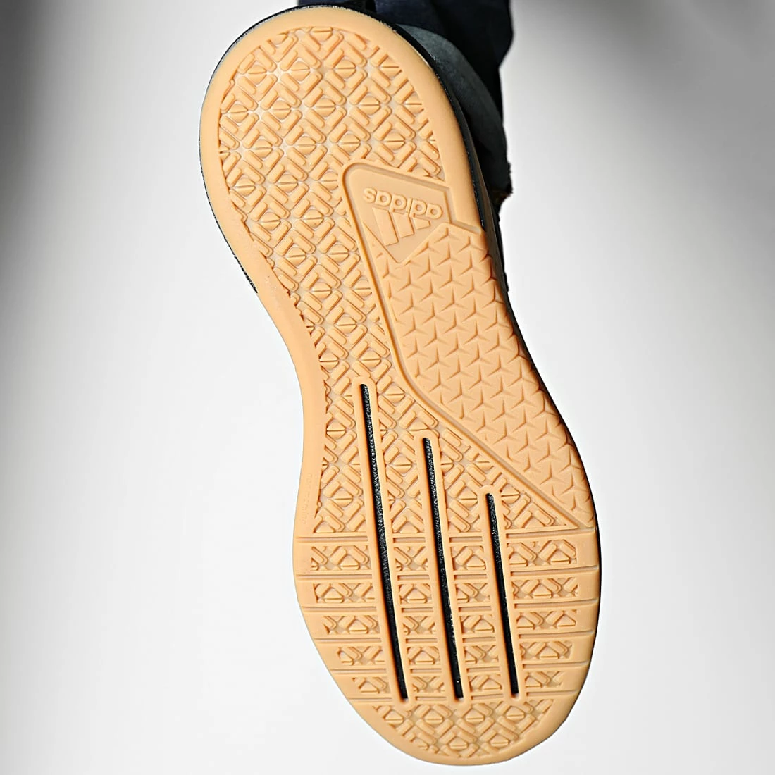 Le moins cher ✔️ Baskets Trainer V GX0728 Core Black Gum de Adidas Performance 😍 7 Le moins cher ✔️ Baskets Trainer V GX0728 Core Black Gum de Adidas Performance 😍 – Image 5