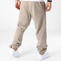Bon marché 💯 Pantalon Jogging A Bandes Essential Logo HK2727 Marron de Adidas Originals 🌟 -Pas Cher adidas Magasin adidas 324878 HK2727 20220627T160457 06