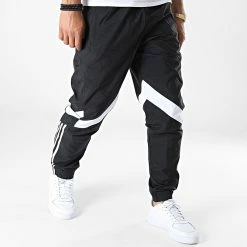 Budget ⌛ Pantalon Jogging A Bandes HK7325 Noir de Adidas Originals 😍 13 Budget ⌛ Pantalon Jogging A Bandes HK7325 Noir de Adidas Originals 😍 -Pas Cher adidas Magasin adidas 324891 HK7325 20220627T160515 05