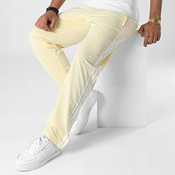 Meilleur prix 🛒 Pantalon Jogging A Bandes HR7900 Jaune de Adidas Originals ❤️ -Pas Cher adidas Magasin adidas 325158 HR7900 20220627T160827 03