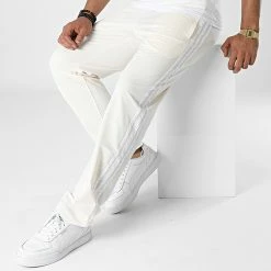 Meilleure vente 🔥 Pantalon Jogging A Bandes HR7901 Beige de Adidas Originals ❤️ -Pas Cher adidas Magasin adidas 325160 HR7901 20220627T160854 03