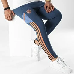 Promo 😉 Pantalon Jogging A Bandes Manchester United FC HG3987 Bleu Marine de Adidas Performance 🌟 -Pas Cher adidas Magasin adidas 325675 HG3987 20220701T154402 03