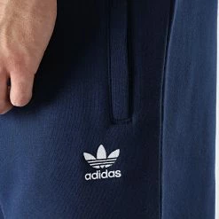 Remise 👍 Short Jogging Essential HK0182 Bleu Marine de Adidas Originals 🔔 -Pas Cher adidas Magasin adidas 326369 HK0182 20220704T155240 02