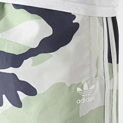 Meilleure affaire 🎉 Short Jogging A Bandes Graphics HF4873 Beige Vert Clair Camouflage de Adidas Originals 🤩 -Pas Cher adidas Magasin adidas 326397 HF4873 20220726T155814 02