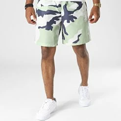 Meilleure affaire 🎉 Short Jogging A Bandes Graphics HF4873 Beige Vert Clair Camouflage de Adidas Originals 🤩 -Pas Cher adidas Magasin adidas 326397 HF4873 20220726T155821 03
