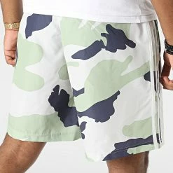 Meilleure affaire 🎉 Short Jogging A Bandes Graphics HF4873 Beige Vert Clair Camouflage de Adidas Originals 🤩 -Pas Cher adidas Magasin adidas 326397 HF4873 20220726T155829 04