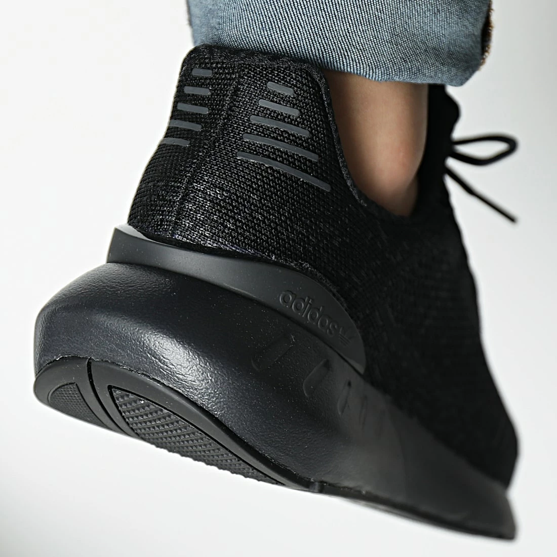 Coupon 🌟 Baskets Swift Run 22 Decon GY1940 Core Black Carbon de Adidas Originals 🔥 6 Coupon 🌟 Baskets Swift Run 22 Decon GY1940 Core Black Carbon de Adidas Originals 🔥 – Image 4