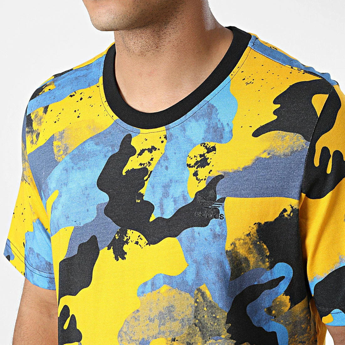 De gros 🎉 Tee 👕 Shirt Camo All Over Print HK2801 Jaune Bleu de Adidas Originals 🎁 4 De gros 🎉 Tee 👕 Shirt Camo All Over Print HK2801 Jaune Bleu de Adidas Originals 🎁 – Image 2