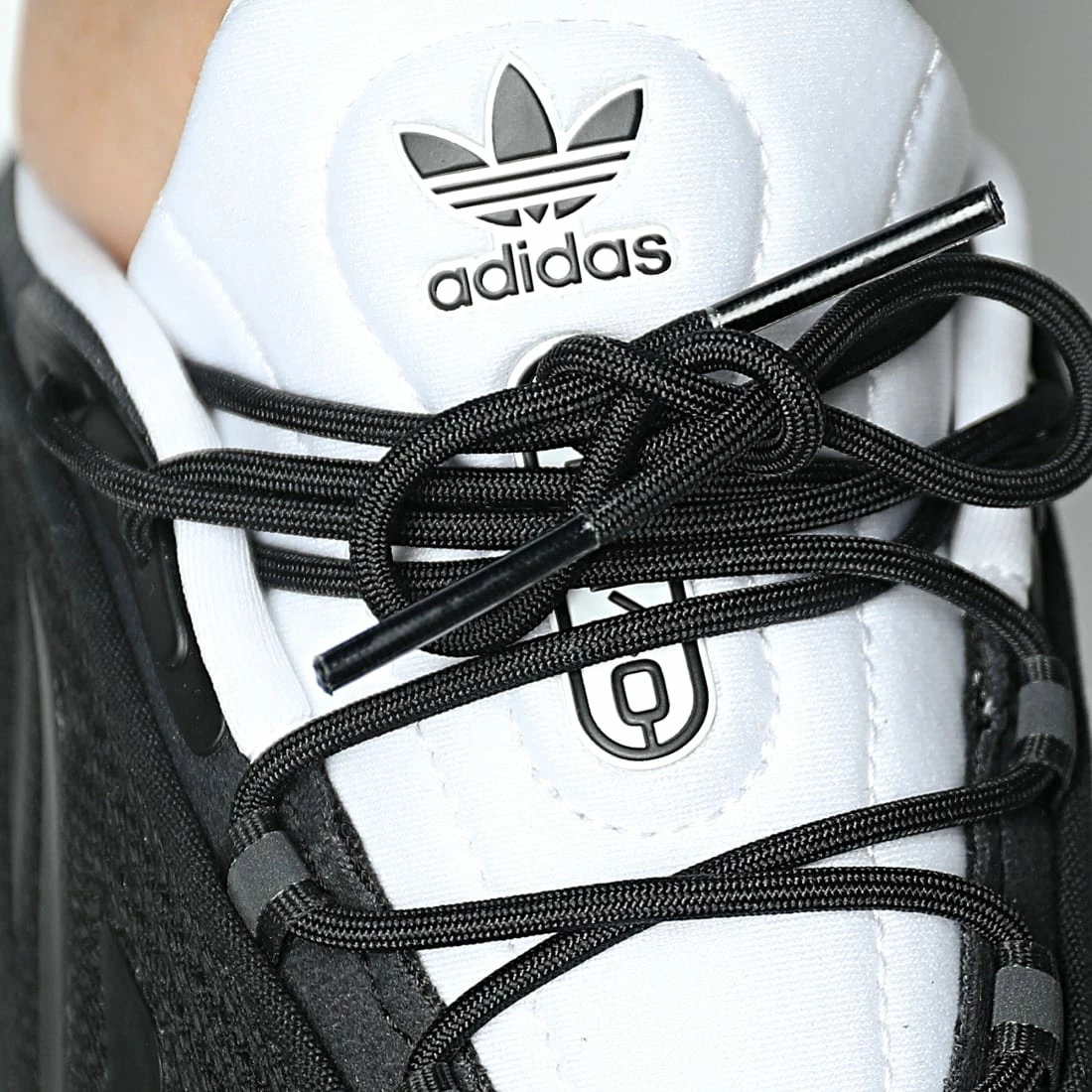 Vente flash 😀 Baskets Ozelia GX4499 Core Black Cloud White de Adidas Originals 🌟 5 Vente flash 😀 Baskets Ozelia GX4499 Core Black Cloud White de Adidas Originals 🌟 – Image 3