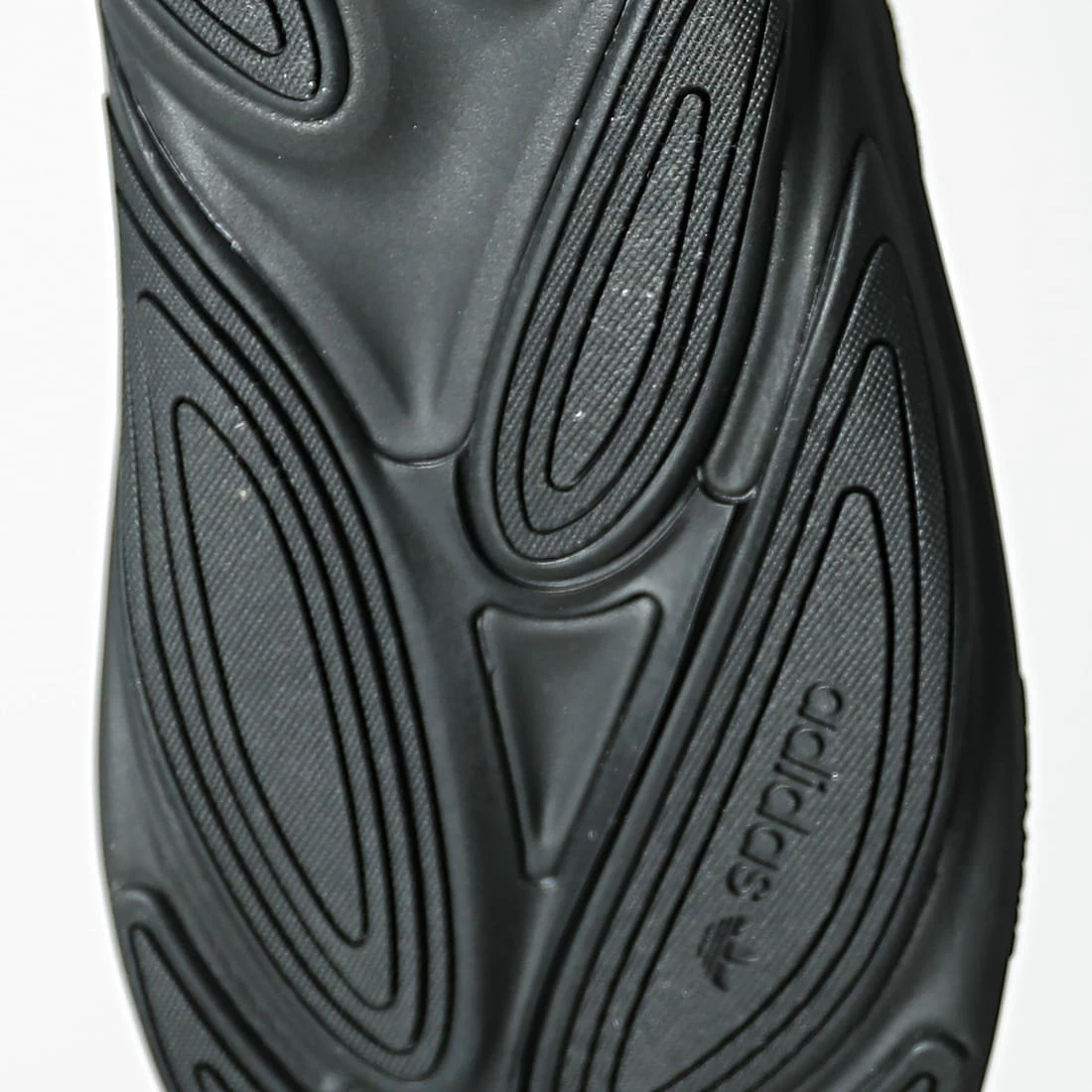 Vente flash 😀 Baskets Ozelia GX4499 Core Black Cloud White de Adidas Originals 🌟 7 Vente flash 😀 Baskets Ozelia GX4499 Core Black Cloud White de Adidas Originals 🌟 – Image 5