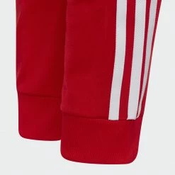 Meilleure vente ✔️ Pantalon Jogging A Bandes Enfant SST HD2047 Rouge de Adidas Originals 👍 10 Meilleure vente ✔️ Pantalon Jogging A Bandes Enfant SST HD2047 Rouge de Adidas Originals 👍 -Pas Cher adidas Magasin adidas 327427 HD2047 20220729T161908 04