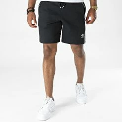 Offres 🔔 Short Jogging A Bandes Essential HK7307 Noir de Adidas Originals 💯 -Pas Cher adidas Magasin adidas 327472 HK7307 20220712T160009 03