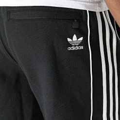 Offres 🔔 Short Jogging A Bandes Essential HK7307 Noir de Adidas Originals 💯 -Pas Cher adidas Magasin adidas 327472 HK7307 20220712T160011 04