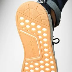 Meilleur prix ✨ Baskets NMD R1 GY6057 Collegiate Navy Cloud White de Adidas Originals ⭐ -Pas Cher adidas Magasin adidas 328594 GY6057 20220726T161750 05