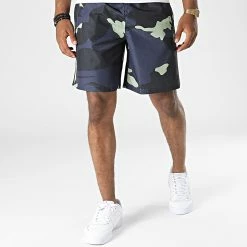 Nouveau ✨ Short Jogging A Bandes Graphics HF4872 Bleu Marine Camouflage de adidas 🌟 -Pas Cher adidas Magasin adidas 328934 HF4872 20220726T160118 03