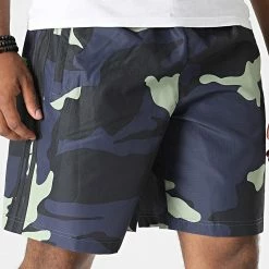 Nouveau ✨ Short Jogging A Bandes Graphics HF4872 Bleu Marine Camouflage de adidas 🌟 -Pas Cher adidas Magasin adidas 328934 HF4872 20220726T160121 05
