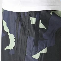 Nouveau ✨ Short Jogging A Bandes Graphics HF4872 Bleu Marine Camouflage de adidas 🌟 -Pas Cher adidas Magasin adidas 328934 HF4872 20220726T160122 06